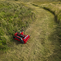 Tondeuse à brosse télécommandée diesel avec 32 lames à fléaux et capacité de franchissement à 55 degrés pour les mauvaises herbes denses et les terrains accidentés