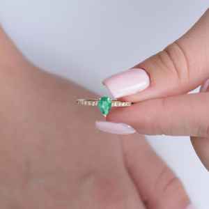 Anillo de Compromiso Único con Esmeralda, Estilo Vintage, Plata de Ley 925, Chapado en Oro de 14K, Regalo para el Mes de Mayo - Product Image 6