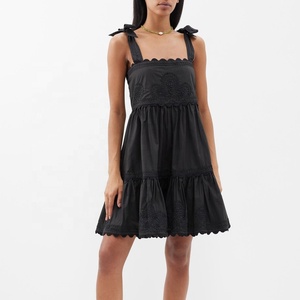 Mini-robe noire élégante à col carré, broderie florale, dentelle, sexy, en popeline de coton, avec nœud, grande taille, sans manches, coupe trapèze - Product Image 1