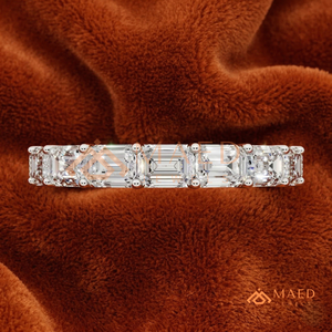 Anillo de Boda de Oro Amarillo de 14K con Moissanita de Corte Esmeralda de Oriente a Occidente, Engaste Horizontal con Diamantes de Laboratorio, Anillo de Media Eternidad - Product Image 3