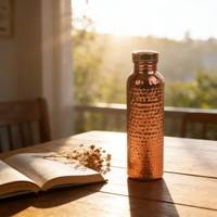 Bouteille d'eau décorative en cuivre avec détails artisanaux pour l'hôtellerie de luxe et les collections de vente au détail