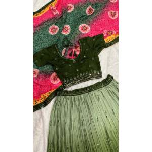 ชุด lehenga choli ของผู้หญิงที่สวยงามสำหรับงานปาร์ตี้ประดับด้วยเลื่อมและด้าย - Product Image 4