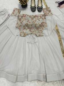 Presentamos el nuevo traje maxi Anarkali de diseño en georgette sintética con múltiples detalles de bordado y trabajo de aguja, en un estilo elegante y moderno. - Product Image 3