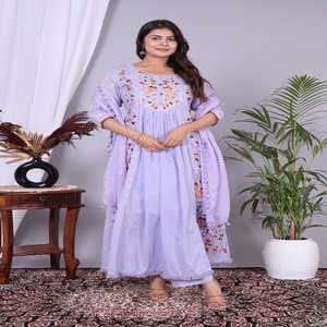 Elegante Conjunto de Kurta Anarkali de Algodón Lavanda con Bordado Intrincado y Dupatta para un Estilo Étnico con Gracia - Product Image 3