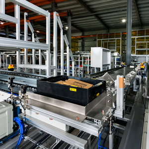 Équipement de ligne d'assemblage automatique, convoyeur à rouleaux robuste, système de manutention industrielle à vitesse réglable - Product Image 1