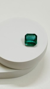 Émeraude naturelle 5,50 carats, taille carrée, émeraude de Zambie, belle couleur verte et clarté. - Product Image 2