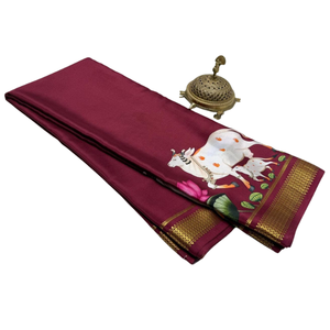 ชุดส่าหรีสีแดงเลือดหมูสำหรับงานเทศกาลอินเดีย พร้อมลายพิมพ์แบบดั้งเดิมและขอบสีทอง - Product Image 1