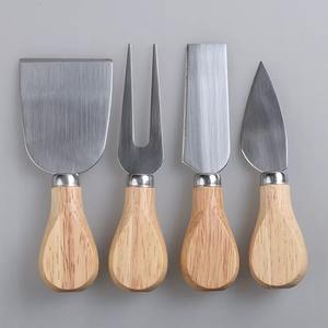 Lujoso y elegante juego de cuchillos para queso de metal que captura la belleza del diseño minimalista pero lujoso. - Product Image 6