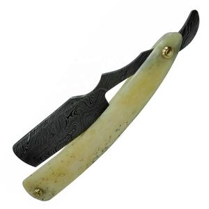 Rasoir pliant en acier à haute teneur en carbone fait à la main avec gorge coupée classique poignée en os de chameau colliers en laiton fourreau en cuir - Product Image 2