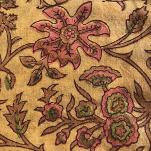 Tela de Algodón Estampada a Mano con Diseño Floral de Enredaderas sobre Base Amarillo Mostaza |   Impresión Tradicional India Estilo Kalamkari - Product Image 2