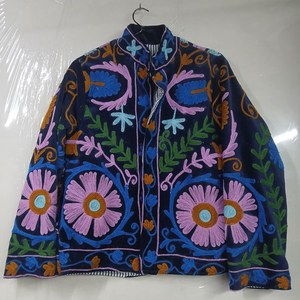 เสื้อแจ็คเก็ตผ้าฝ้ายสไตล์โบโฮซูซานีสำหรับผู้หญิง ตกแต่งด้วยลายปักดอกไม้และเถาวัลย์หลากสีสัน สีน้ำเงินกรมท่า งานแฮนด์เมด เหมาะสำหรับสวมใส่ลำลองอย่างลงตัว - Product Image 2