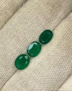 พลอยมรกตธรรมชาติจากแซมเบีย 3 เม็ด รูปทรงวงรี สีเขียว - Product Image 1