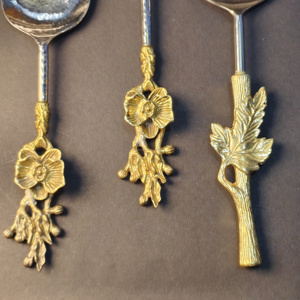 Ensemble de service professionnel en acier inoxydable au design orchidée, texture martelée, comprenant des cuillères de buffet, des serveurs à spaghetti et des pinces à glace - Product Image 4