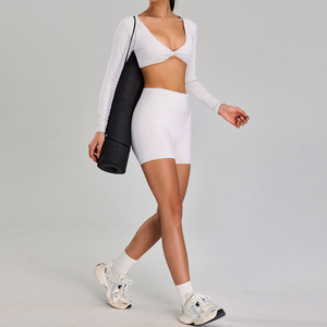 Ensemble de yoga rose deux pièces, haut court à manches longues et col en V profond, short taille haute, sans couture, en spandex et polyester - Product Image 2