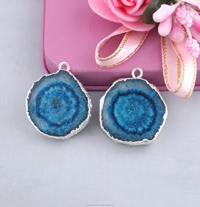 Encantos redondos a juego de cuarzo Solar azul galvanizado para hacer joyas de piedras preciosas hechas a mano al por mayor - Product Image 3