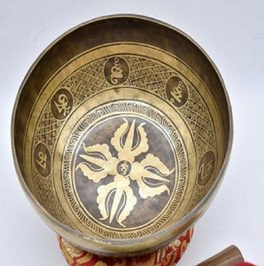 Juego de cuencos tibetanos de latón grabado con símbolo de semillas sagradas en el cojín, disponible a precios de mayorista. - Product Image 2