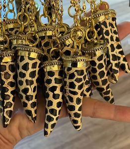 Proveedor mayorista listado superior que vende colgante de joyería de cuerno con forma de cuerno de nuevo diseño elegante de la más alta calidad a la venta - Product Image 1