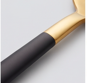 Juego de cubiertos modernos dorados con mangos negros, acabado mate, aptos para lavavajillas, para uso en mesas de boda. - Product Image 3