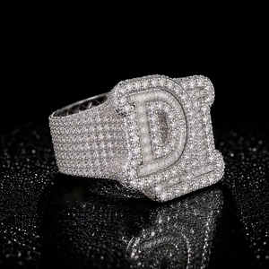 Anillo de Lujo con Inicial, Diamante Moissanite VVS, Plata de Ley 925, Estilo Hip Hop, Unisex, Corte Baguette Personalizado, Bañado en Rodio - Product Image 3