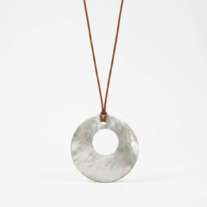 Collar de Moda con Colgante de Concha y Dije de Perla en Forma de Donut, Joyería Costera de Aspecto Natural para Uso Diario - Product Image 1