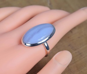 Meilleure qualité de véritable bague en agate bleue avec lunette sertie de grandes pierres précieuses pour les femmes Fournisseurs de gros d'anniversaire faits à la main - Product Image 5