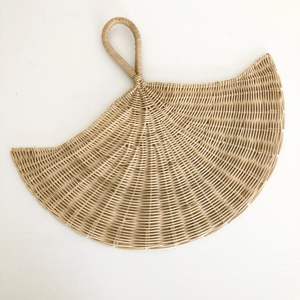 Abanico de ratán de madera para decoración de pared, accesorios hechos a mano de buena calidad, arte colgante en forma de abanico. - Product Image 3