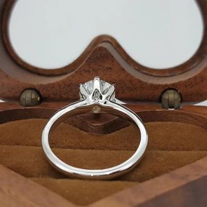 Anillo de Compromiso Solitario Clásico de Oro de 18K y Plata de Ley 925 con Diamante Cultivado en Laboratorio de Corte Redondo de 6 Puntas - Product Image 5