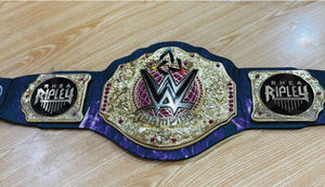 Ceinture de championnat de lutte mondiale des poids lourds W-W-E R-H-E-A R-I-P-L-E-Y personnalisée – Plaques dorées de qualité supérieure, sangle en cuir noir - Product Image 6