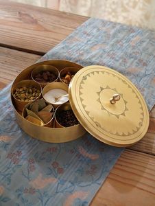 Caja de Especias de Latón con Tapa Grabada, 7 Recipientes Redondos, Juego de Almacenamiento de Hierbas Masala Dabba, Duradero, Ecológico, Apto para Lavavajillas - Product Image 3