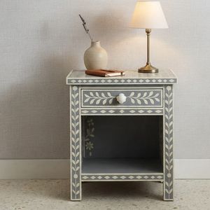 Mesita de Noche Moderna con Incrustaciones de Hueso de Roble, con Cajón y Estante Abierto para Dormitorio y Sala de Estar - Product Image 1