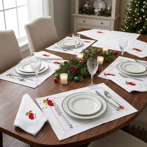 Ensemble de nappes et de serviettes de table de Noël personnalisées en gros, brodées avec Père Noël et des cadeaux, en coton blanc, lavables en machine, pour la maison et les événements festifs - Product Image 1