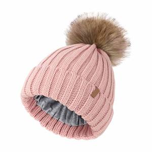 Gorros de invierno para niños, tejidos a mano en color personalizado con pompones de piel sintética para niños. - Product Image 3