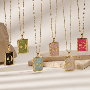 สร้อยคอทรงสี่เหลี่ยมสำหรับคู่รัก ทำจากสแตนเลส 304 ชุบทองคำแท้ 18K มีสีดำให้เลือก - Product Image 1