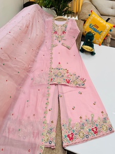 Salwar Kameez rose brodé sans plis pour femme, ensemble 3 pièces en Mul Chanderi avec broderie et sequins, haut et sharara - Product Image 3
