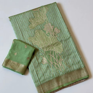 Elegante Saree de Georgette Teñido a Mano con Diseño Floral Jambo y Borlas en el Pallu – Saree para Fiestas - Product Image 1