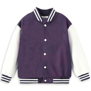 Veste universitaire personnalisée pour homme, bicolore, manches violettes et blanches, fermeture à boutons pression, style baseball. - Product Image 1