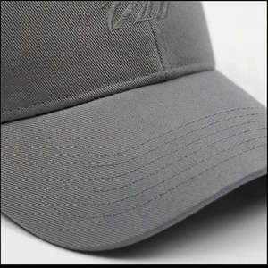 Gorra de Béisbol Gris de 6 Paneles con Logotipo Bordado en el Panel Frontal, Ajustable, Unisex, Informal, de Sarga - Product Image 4