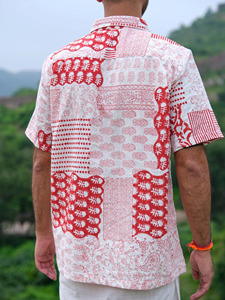 เสื้อเชิ้ตผ้าฝ้ายพิมพ์ลายมือสีแดงสำหรับผู้ชาย ลายพิมพ์ดอกไม้สไตล์ราชสถาน ไจปุรี เสื้อลำลองใส่สบายสำหรับฤดูร้อน แขนสั้น ติดกระดุม - Product Image 6
