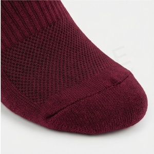 ถุงเท้าข้อสั้นผู้ชาย สีพื้น แบบถัก ทรงปกติ สีแดงเบอร์กันดี - Product Image 6