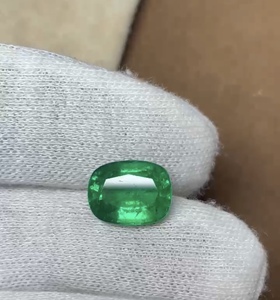 มรกตธรรมชาติจากแซมเบีย 4.80 กะรัต ทรงคุชชั่นคัท |   สีเขียวสดใส ได้รับการรับรองสำหรับเครื่องประดับชั้นดี - Product Image 6