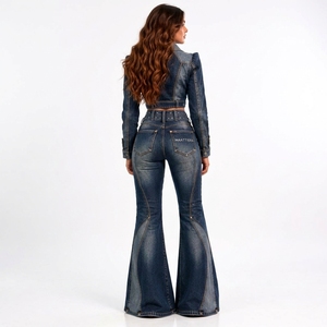 Conjunto de Dos Piezas de Mezclilla Azul Oscuro para Mujer, Chaqueta Corta con Botones, Jeans Acampanados, Cinturón con Hebilla, Proveedor de Ropa al por Mayor Personalizada OEM ODM - Product Image 2