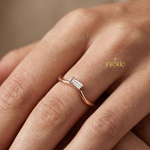 Bague minimaliste pour femme en or 10 carats sertie de diamants baguette cultivés en laboratoire - Product Image 3