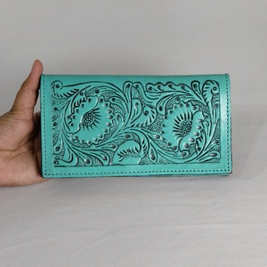 Porta Pasaportes de Cuero Genuino de Primera Calidad Walla, Cierre de Botón Corto, Función Antirrobo, Color Personalizado, para Mujer - Product Image 3