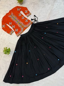 Ensemble décontracté pour femme : veste orange à séchage rapide en coton brodé style indien traditionnel et jupe longue noire - Product Image 4