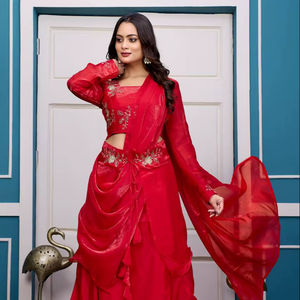 Conjunto de Lehenga Bordado a la Moda con Cinturón de Diseñador y Blusa de Manga Larga – Listo para Usar - Product Image 1