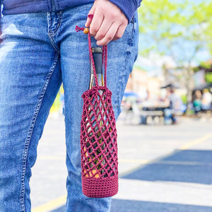 Colgador de botellas de punto multicolor con correa cruzada Cubierta de botella de agua y vino de ganchillo razonable Cestas de almacenamiento prácticas - Product Image 4