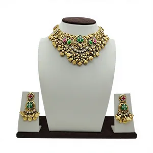 Conjunto de collar de joyería tradicional de la Gold Temple Jewelry con piedras verdes y rojas, gargantilla nupcial con pendientes a juego, estilo del sur de la India. - Product Image 3