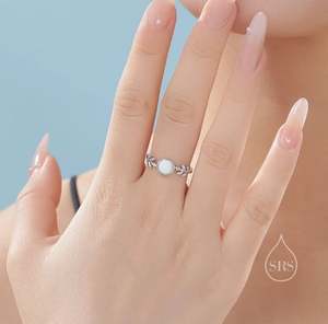 Bague ajustable en argent sterling 925 avec motif botanique feuille d'olivier et serti clos, ornée d'opale blanche de laboratoire, pour fiançailles et mariage - Product Image 2