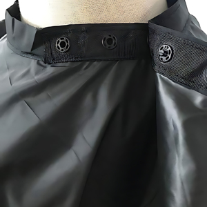 Couverture de coupe de cheveux Cape de barbier de haute qualité pour hommes tablier de Cape en tissu résistant à l'eau disponible dans toutes les couleurs et styles - Product Image 6