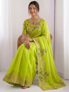 Sari de organza verde de lujo con bordado floral, sari indio de diseñador para mujer con blusa, colección para bodas y fiestas. - Product Image 4